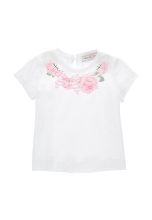 T-shirt bianco in cotone con stampa floreale di rose rosa e un nastro a righe rosa sul petto. Maniche corte e chiusura a occhiello sul retro.