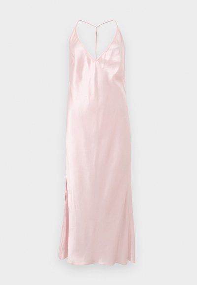 Φόρεμα από αέρινο ροζ σατέν με λεπτές τιράντες, V-λαιμόκοψη και πλαϊνές σχισμές, εμφανίζεται σε απλό φόντο.
