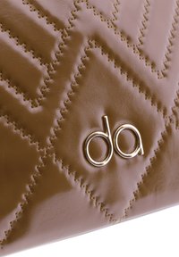 Cuero patente marrón acolchado con un acabado brillante. Presenta costuras en zigzag y un logo metálico dorado "da" en la parte frontal.