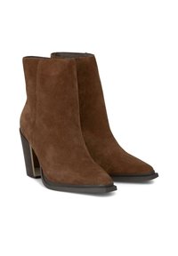 Bottes de cheville en suede marron avec des bouts pointus et des talons blocs. Elles présentent une semelle noire lisse et un design épuré sans matériel visible.