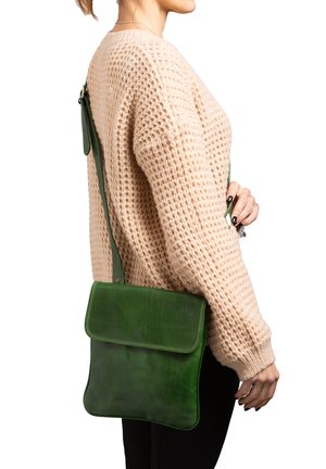 Borsa a tracolla verde in pelle con design piatto, forma rettangolare e chiusura a pattina. Superficie testurizzata, cinturino regolabile visibile.