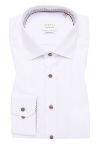 Camicia bianca con bottoni, dotata di un colletto strutturato, bottoni marroni e una fodera interna del colletto a motivo. Presenta una tasca sul manico sinistro.