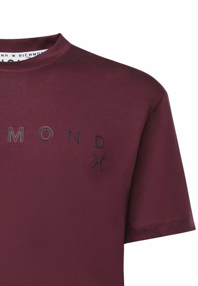 T-shirt a maglia borgogna a maniche corte, con testo ricamato "MOND" e "X" in filo scuro a contrasto sul davanti.