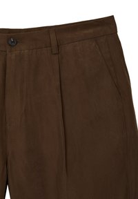 Pantaloni intrecciati marroni con una superficie liscia, dotati di chiusura a bottone, pieghe frontali e tasche laterali per la praticità.