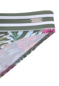 Zielone i białe paskowane majtki bikini z kwiatowym wzorem; posiada srebrną metkę z napisem "Venice Beach" na pasie. Gładka tekstura.