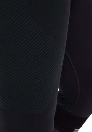 Czarne legginsy sportowe z teksturowanej tkaniny w poziome paski, dopasowane, z bezszwowym fasonem pasa.