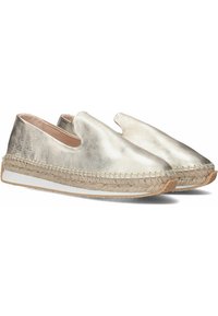 Metalen gouden espadrille instappers met een geweven jute zool, voorzien van een glad leren bovenwerk en een witte rubberen accent langs de basis.