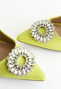 Next FOREVER COMFORT JEWEL TRIM KITTEN - REGULAR FIT - Pumps - lime green