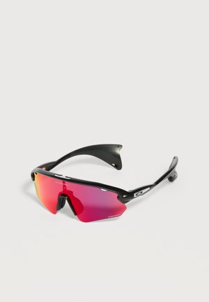 Sportowe okulary przeciwsłoneczne z czarną oprawką, czerwonymi, lustrzanymi soczewkami otaczającymi oko oraz małym białym logo Oakley na zausznicy na białym tle.