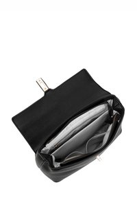 Zwarte leren tas met een gestructureerde afwerking. Beschikt over een ritsvak en meerdere zakken, gevoerd met grijs stof, met gouden beslag.