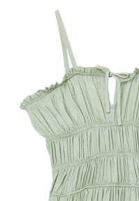 Robe vert clair en tissu doux et texturé. Comprend un col à volants, des bretelles ajustables et un détail froncé smocké sur toute la surface.