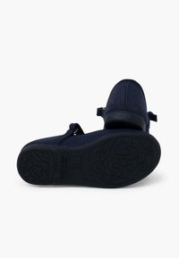 Marineblaue Schuhe aus strukturiertem Stoff mit einer weichen Sohle. Verstellbarer Riemen und Gummisohle mit einem Blumen- und Herzmuster.