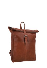 Zaino in pelle marrone con design a ribalta, chiusura frontale con fibbia e finitura testurizzata. Presenta spallacci regolabili e una maniglia superiore.