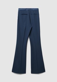 Pantaloni a zampa d'elefante blu navy con una texture liscia, dotati di due tasche applicate sul retro e una cintura in satin per un tocco di dettaglio.