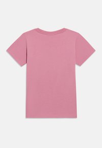 Ροζ κοντομάνικο T-shirt, κατασκευασμένο από απαλό ύφασμα. Διαθέτει στρογγυλή λαιμόκοψη και απλό σχέδιο χωρίς ορατά μοτίβα ή διακοσμητικά στοιχεία.