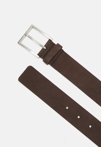 Curea din suede maro cu o cataramă metalică argintie, având o textură netedă și trei găuri de ajustare pentru mărime.