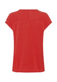 Top sportivo rosso a maniche corte con scollo arrotondato e piccolo logo sulla manica sinistra, visto da dietro.