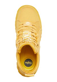 Zapatilla alta amarilla de material de lona, con punta redonda, cuello acolchado y acentos de logo blanco. Presenta cordones texturizados y suela de goma.