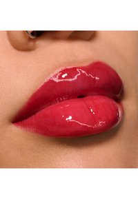 Glanzende lippen in een heldere rode tint, met een gladde textuur en volle vorm. Subtiele glans benadrukt de diepte van de kleur.