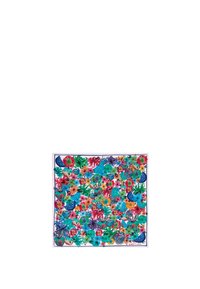 Elav silksall, millel on tihe lillemuster sinistes, roosa ja roheline toonides, valge serv ja brändi logo allosas.