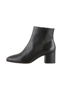 Sort læder ankelstøvle med spids tå og blokhæl. Glat tekstur, subtil glans og sømløst design.