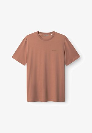 Majica sa kratkim rukavima u boji prašnjavo ružičaste, izrađena od mekog tkanja; ima okrugli izrez i suptilan logotip marke otisnut u sivoj boji.