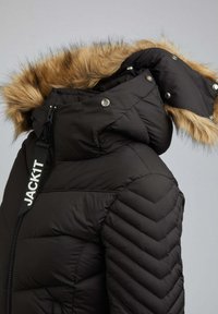 Schwarze Steppjacke mit Chevron-Steppmuster, Kapuze mit Pelzbesatz und Reißverschlussdetails. Verfügt über Logo-Riemen und metallische Druckknöpfe.