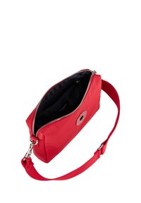 Borsa a tracolla rossa con zipper, esterno in tessuto, dettagli di branding argentati e interno nero. Include una tracolla regolabile.