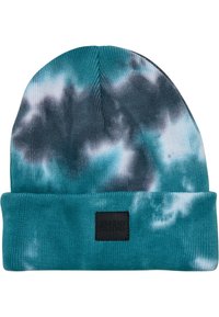 Knitani šešir u tirkiznoj i sivoj tie-dye uzorku s preklopom; sadrži malu crnu oznaku s imenom brenda sa strane.