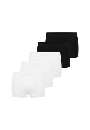 Fünf Paar Herrenboxershorts in einer versetzten Reihe, drei weiße vorne und zwei schwarze dahinter.