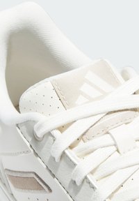 adidas Performance RETROCROSS 24 SPIKELESS - Golf shoes - chalk white beige orbit gre