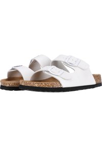 Witte leren sandalen met twee verstelbare banden, kurken voetbed en rubberen zool, met zilveren gespen en een gecontourde vorm.