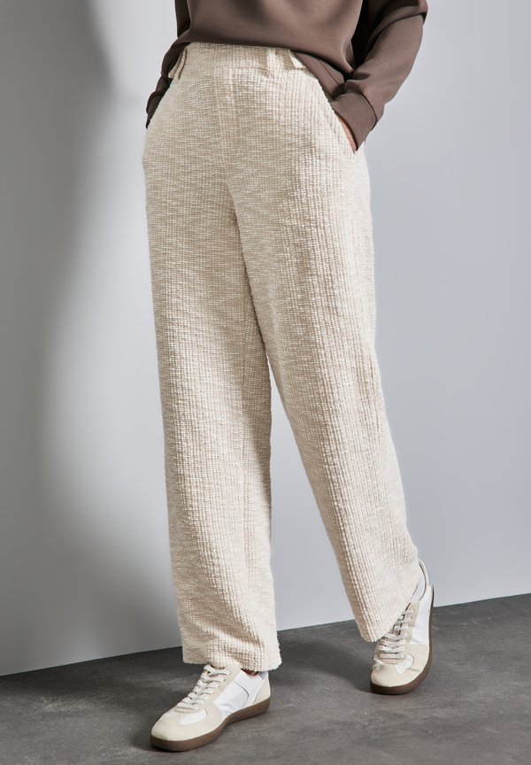 STRAIGHT LEG BOUCLÉ  - Stoffhose - beige