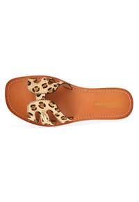 Sandales plates à imprimé léopard avec une semelle intérieure en cuir marron, comportant deux lanières découpées en forme de vague et un détail de couture.