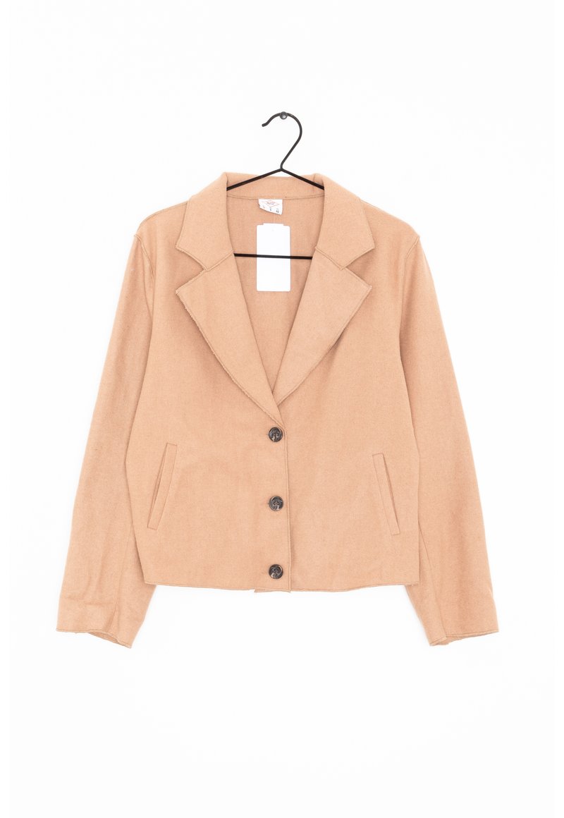 Kortsidd jacka i beige färg gjord av mjukt tyg, med en urklippt krage, fyra svarta knappar och två framfickor.