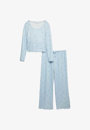 Conjunto de loungewear de color azul claro con top de manga larga y pantalones de pierna ancha, que presenta una tela texturizada y un patrón disperso de pequeñas formas en blanco y negro.
