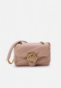 Liten quiltet rosa skinnveske med gullkjede og dekorativt gullspenne med to fugler som vender mot hverandre.