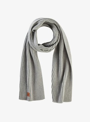 Grå ribbet strikket tørklæde med en blød tekstur, udstyret med et læderlogo. Designet er forlænget for alsidig styling.