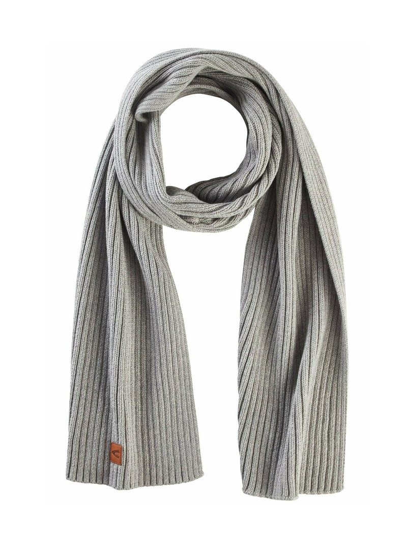 Écharpe en tricot côtelé grise avec une texture douce, arborant une étiquette en cuir avec un logo. Le design est allongé pour un style polyvalent.