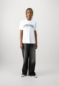 Jack & Jones JJECALEB VARSITY TEE O NECK 2 PACK - Majica kratkih rukava s printom - navy blazer/white