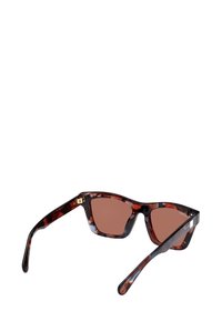 Lunettes de soleil en écaille de tortue avec des verres marron, au design angulaire et aux accents dorés. La monture présente une finition brillante et des branches effilées.