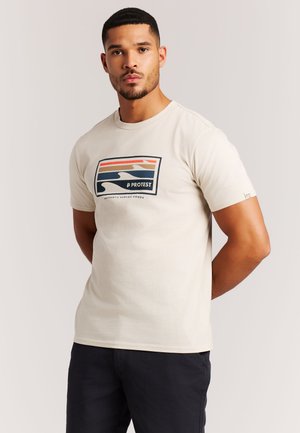 Beige katoenen T-shirt met een kleurrijke rechthoekige afbeelding van golven en merktekst. Korte mouwen en een ontspannen pasvorm.