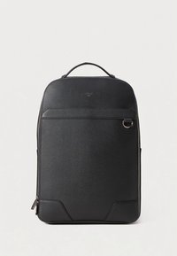 Must seljakott tekstuurse pinnaga, ristkülikukujuline, peal käepide ja lukuga sektsioonid. Esipinnal on peen logo.