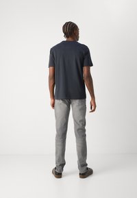 BOSS TEE - Apdrukāts T-krekls - dark blue