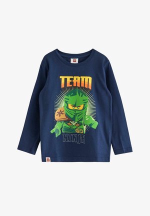 Granatowa koszulka z długim rękawem wykonana z bawełny, z grafiką zielonego ninja i napisem "TEAM NINJA" w wyrazistych, kolorowych literach.