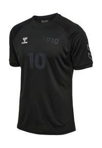 Sort atletisk trøje med korte ærmer. Har en rund halsudskæring, "10" trykt på forsiden, og et logo på brystet og ærmet.