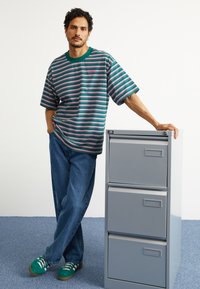 adidas Originals 80S LOOSE STRIPED - T-shirts med print - collegiate green