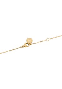 Collier en chaîne en or avec fermoir à mousqueton et étiquette ronde gravée avec "CHIC" et un design en rayons de soleil décoratif.