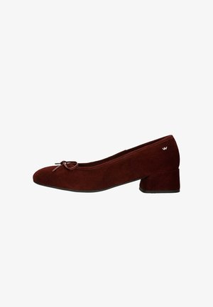 Burgundy suede pump with a rounded toe, small bow accent, and a chunky heel. Features a smooth texture and a subtle logo detail on the side.
