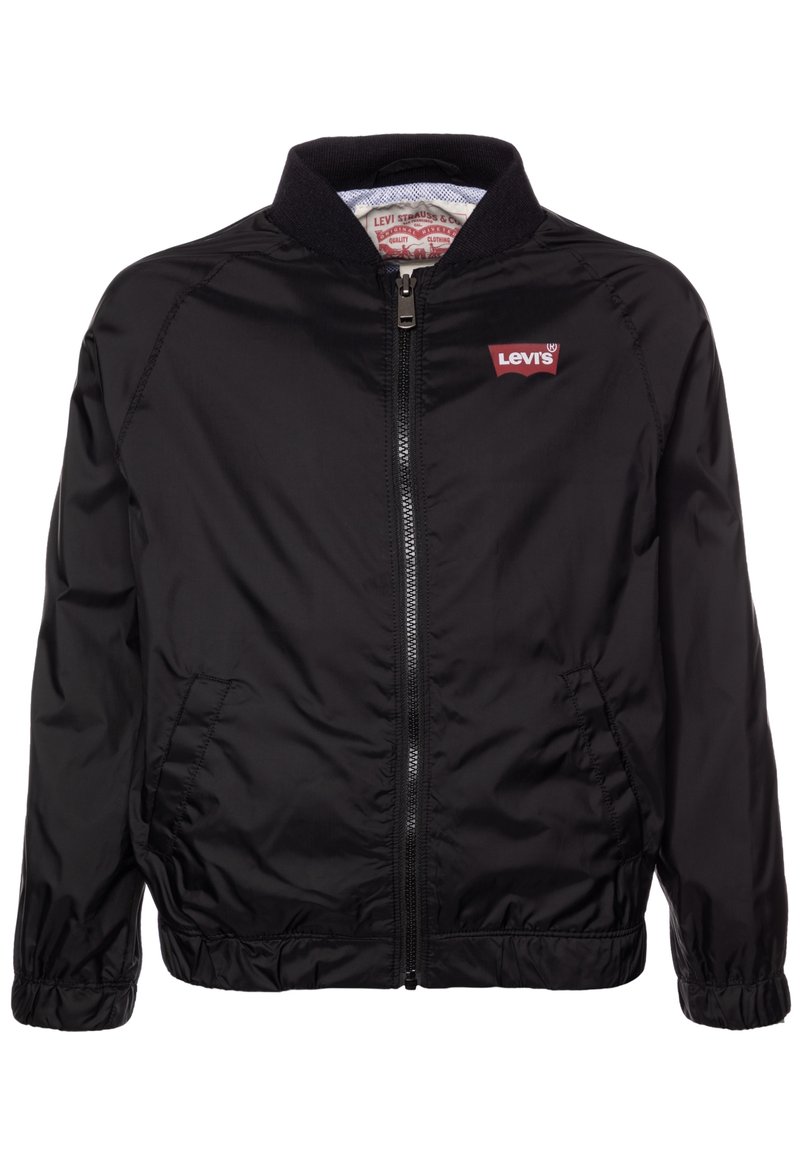 Czarna bomberka z nylonu z przednim zamkiem błyskawicznym, prążkowanym kołnierzem i elastycznymi mankietami. Na piersi wyróżnia się czerwone logo Levi's.